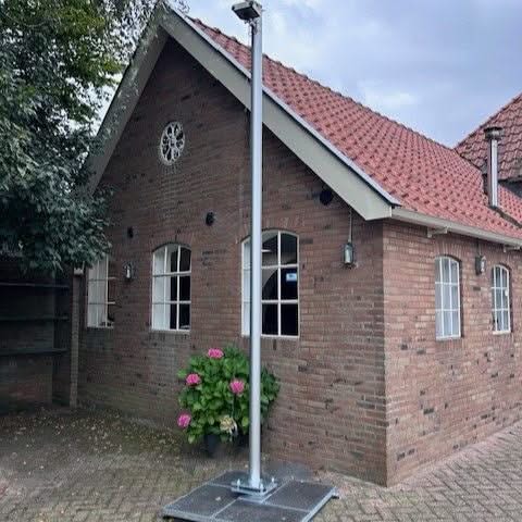 AlarmsysteemExpert.nl Cameramast verplaatsbaar aluminium 4 meter Ø 90mm met tegelframe