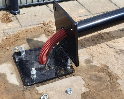 AlarmsysteemExpert.nl Donker houtstructuur cameramast met kantelanker 4 meter